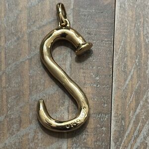 UNOde50 uppercase letter “S” pendant, gold plated.